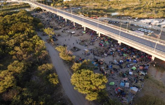 Se reduce campamento de migrantes en frontera de Texas