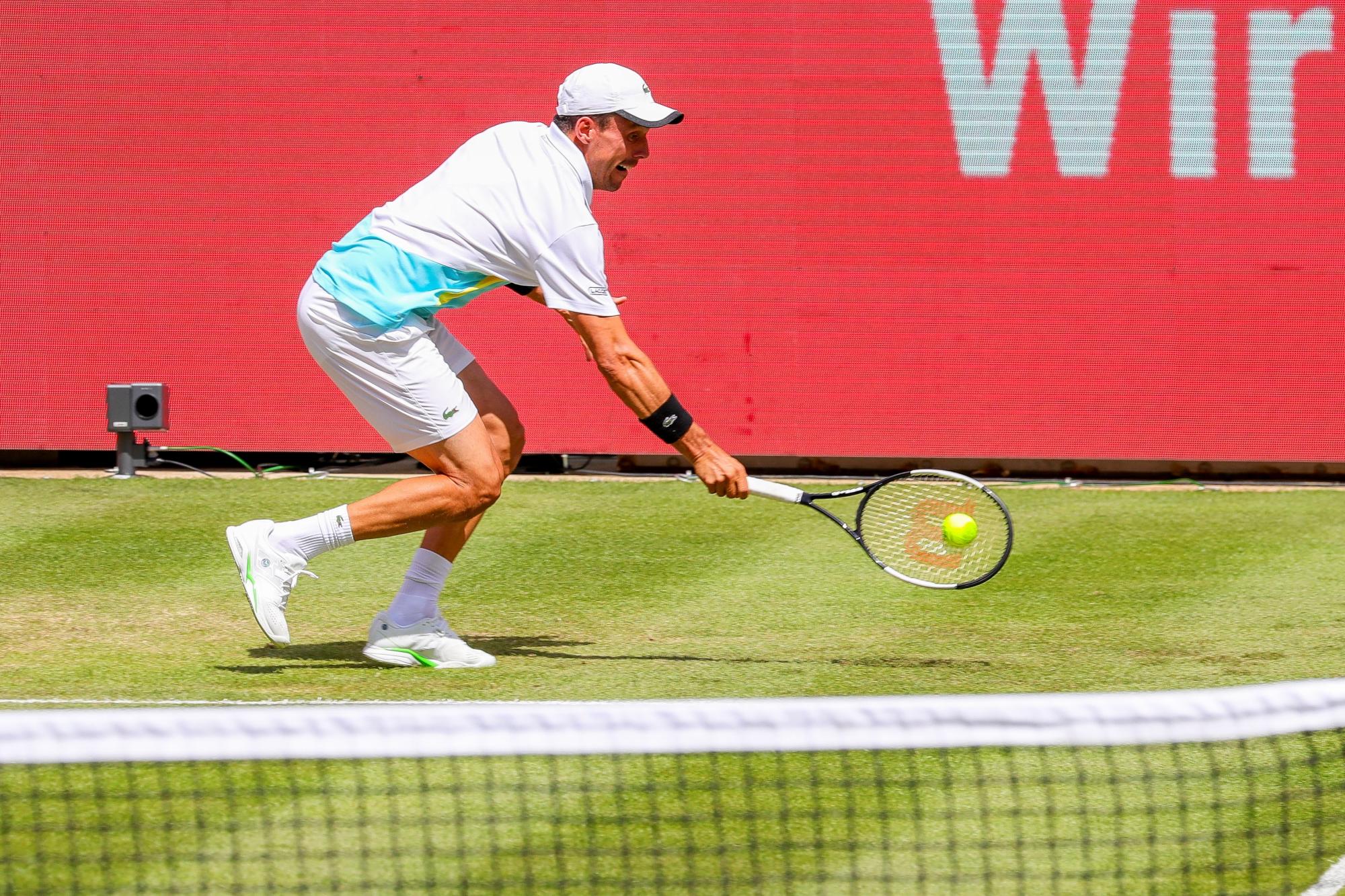 Roberto Bautista Agut de España en acción contra Jan-Lennard Struff de Alemania durante su torneo de tenis bett1ACES partido en el Steffi-Graf-Stadium en Berlín, Alemania, el 13 de julio de 2020. (EFE/Omer Messinger)