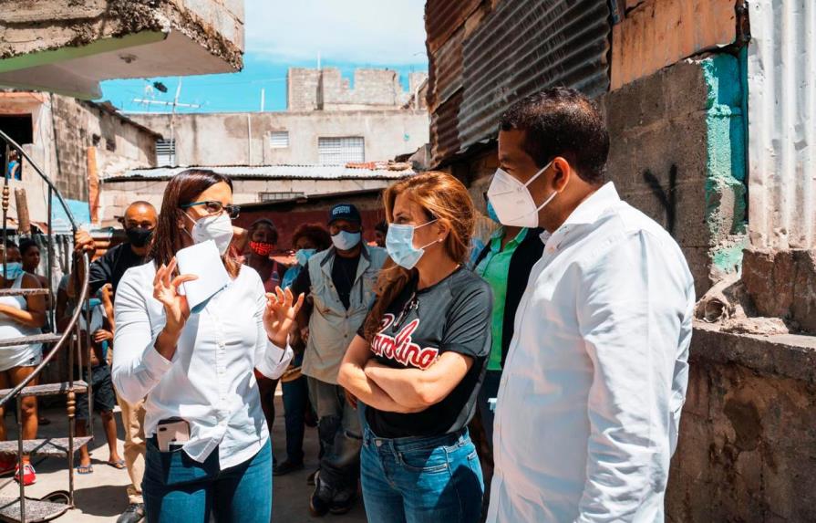 Carolina Mejía inspecciona obras comunitarias que ejecuta ADN en la ciudad