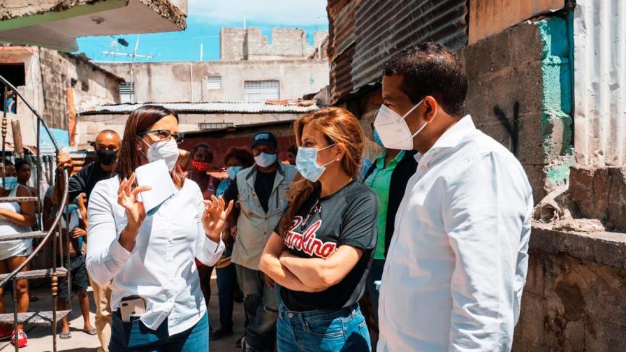 Carolina Mejía inspecciona obras comunitarias que ejecuta ADN en la ciudad