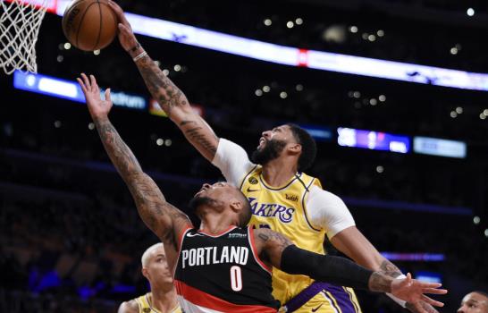 Lakers caen ante Blazers en 1er juego tras muerte de Bryant