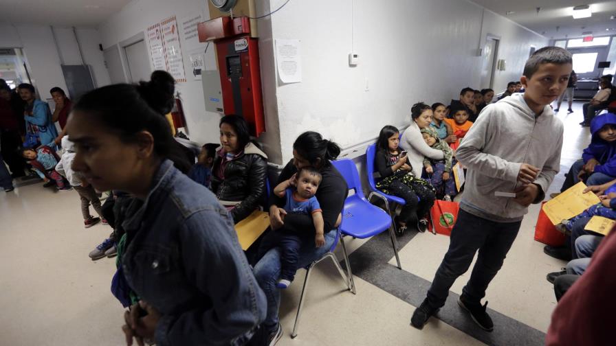 Gobierno de EEUU se opone a liberar a familias migrantes