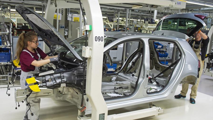Volkswagen bate récords de venta, aspira a liderar el sector