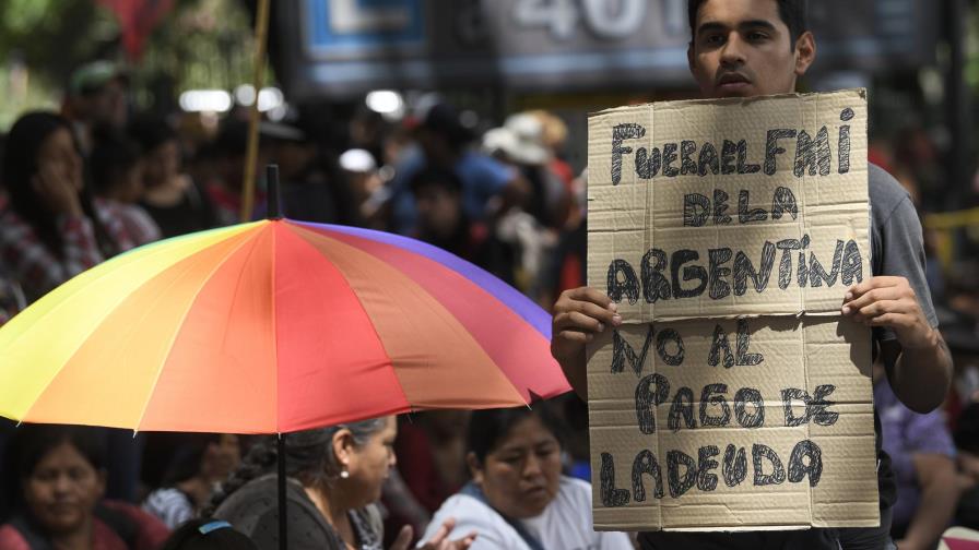 FMI dice que deuda argentina “no es sostenible” FMI dice que deuda argentina “no es sostenible”