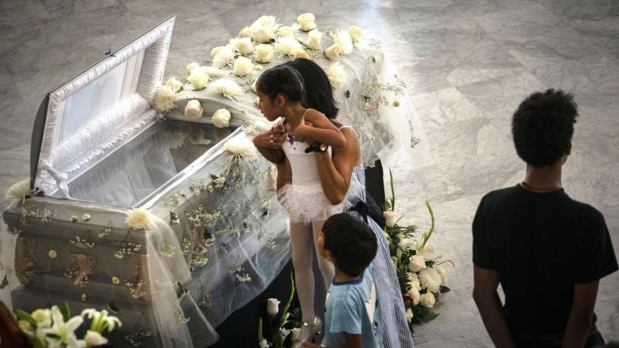 Miles de cubanos rinden homenaje y despiden a Alicia Alonso