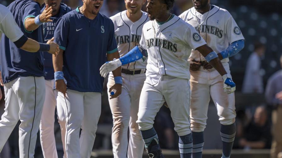 Long pega grand slam en la décima y Marineros barren a Rays