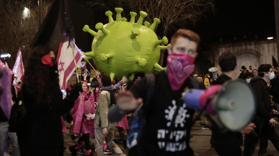 Manifestantes en Israel exigen renuncia de Netanyahu