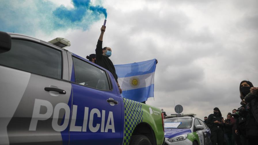 Policías argentinos intensifican reclamos de mejora salarial