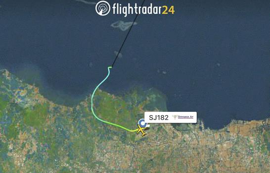 Ubican restos de Boeing que cayó en Indonesia en el mar