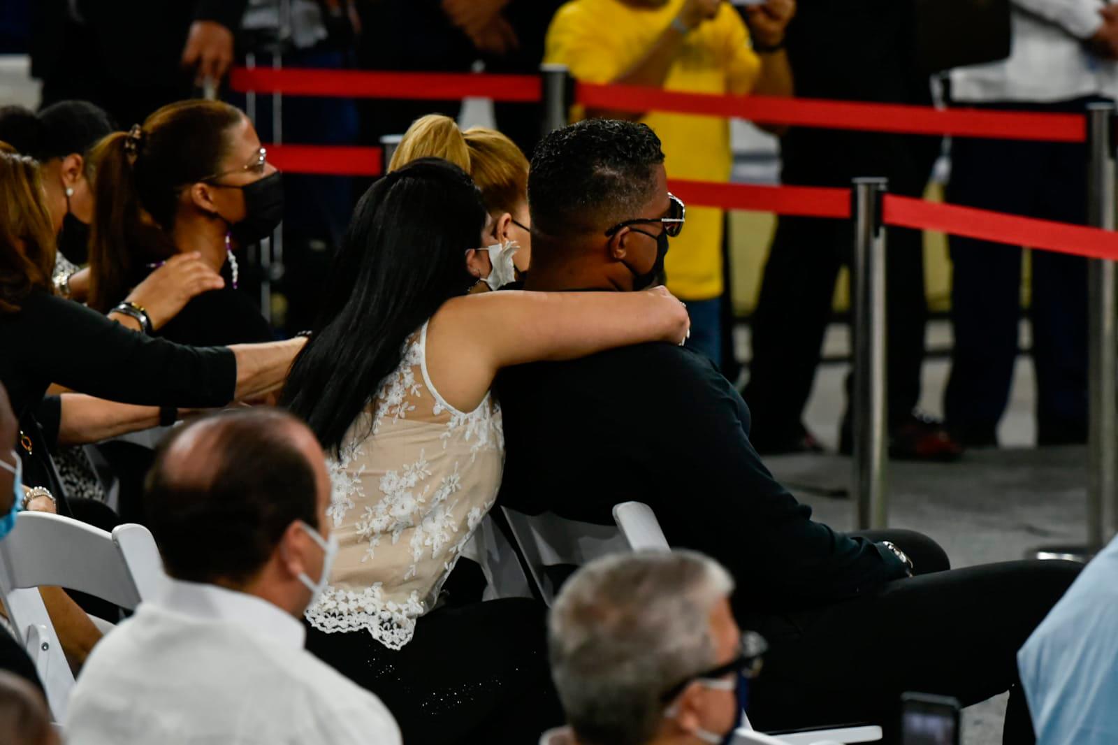 La esposa de Jandy Ventura, Yamel Ross, lo abraza durante el velatorio público en el Palacio de los Deportes. (Massiel Becco / Diario Libre)