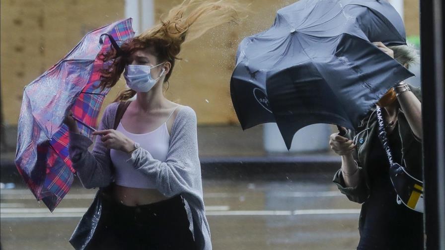 Fay se degrada a depresión tropical mientras avanza al norte