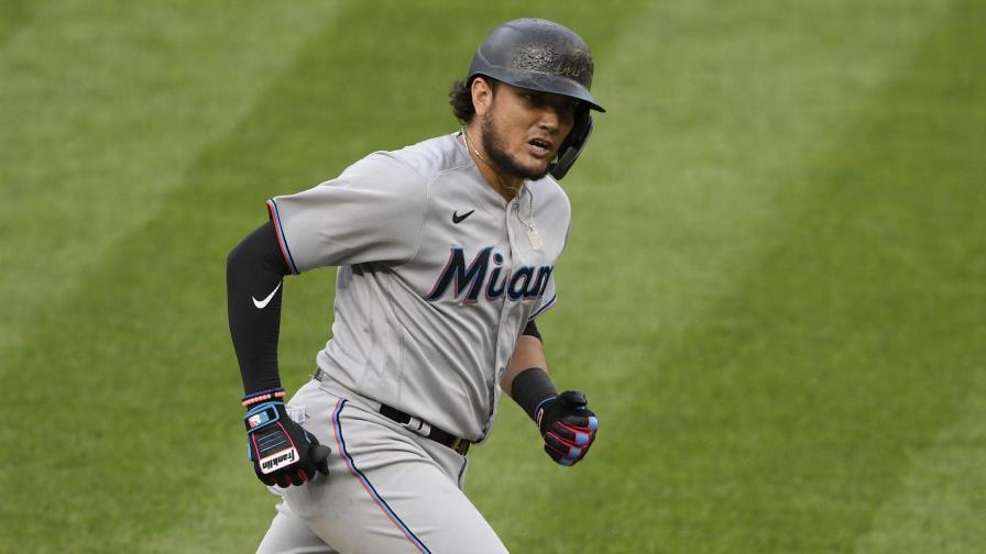 Rojas sigue mejorando con Marlins al llegar a los 32 años