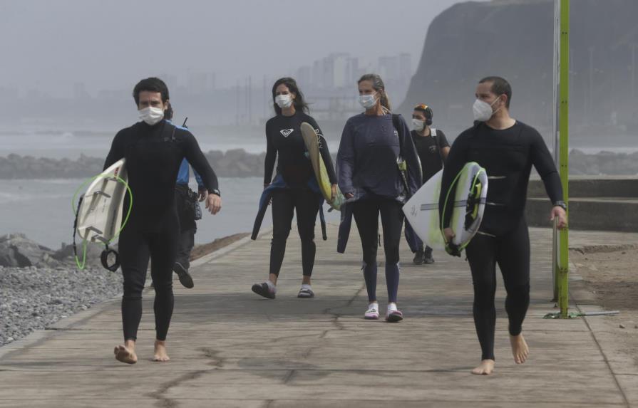 Tras cuarentena, surfistas regresan a las olas en Perú