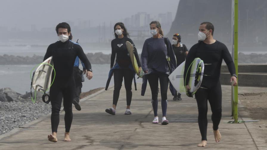 Tras cuarentena, surfistas regresan a las olas en Perú