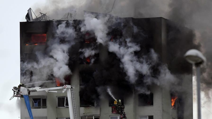 Personas atrapadas en edificio que arde en Eslovaquia