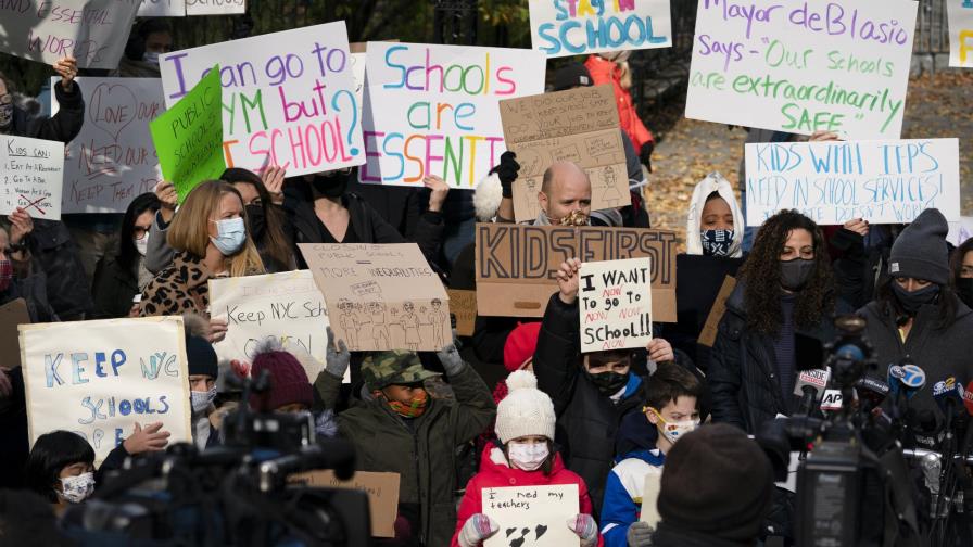NY reanudará clases presenciales pese a repunte de COVID