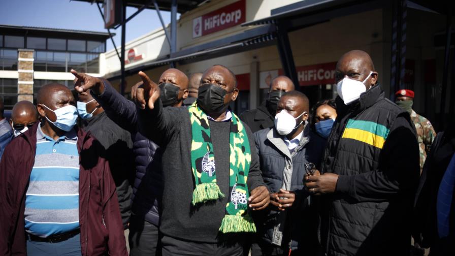 Presidente de Sudáfrica visita zona devastada por disturbios