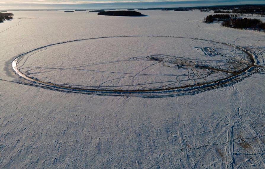 Finlandeses intentan construir el “carrusel de hielo” más grande del mundo