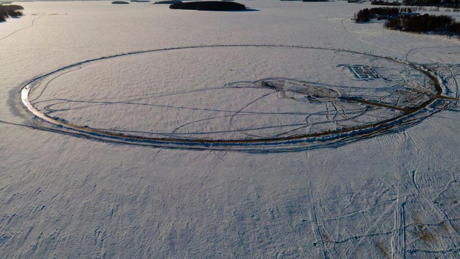 Finlandeses intentan construir el “carrusel de hielo” más grande del mundo