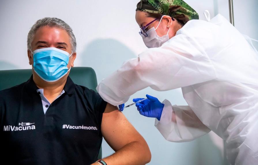 Presidente colombiano recibe la primera dosis de la vacuna contra la covid-19