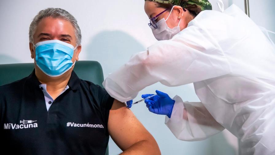 Presidente colombiano recibe la primera dosis de la vacuna contra la covid-19