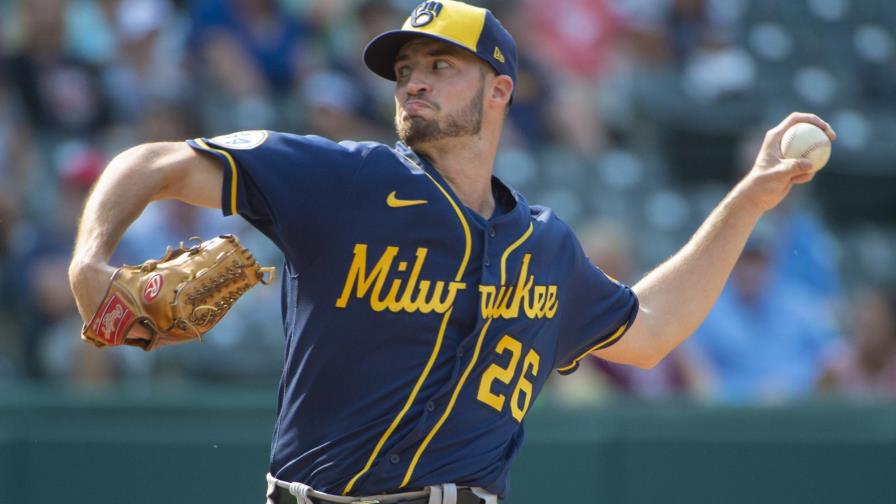 Lauer lanza sin hit hasta el sexto; Milwaukee apalea a Indios