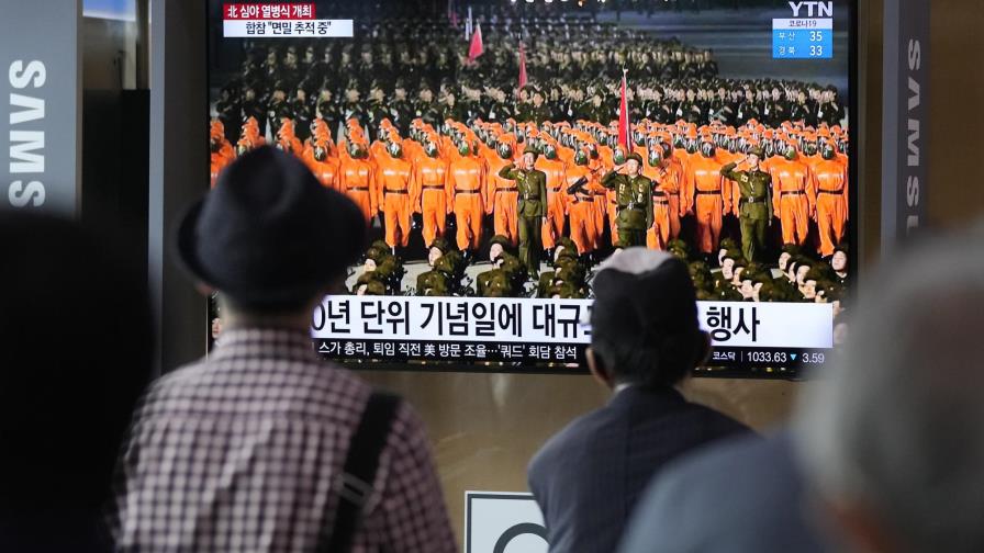 Corea del Norte celebra su aniversario con desfile militar