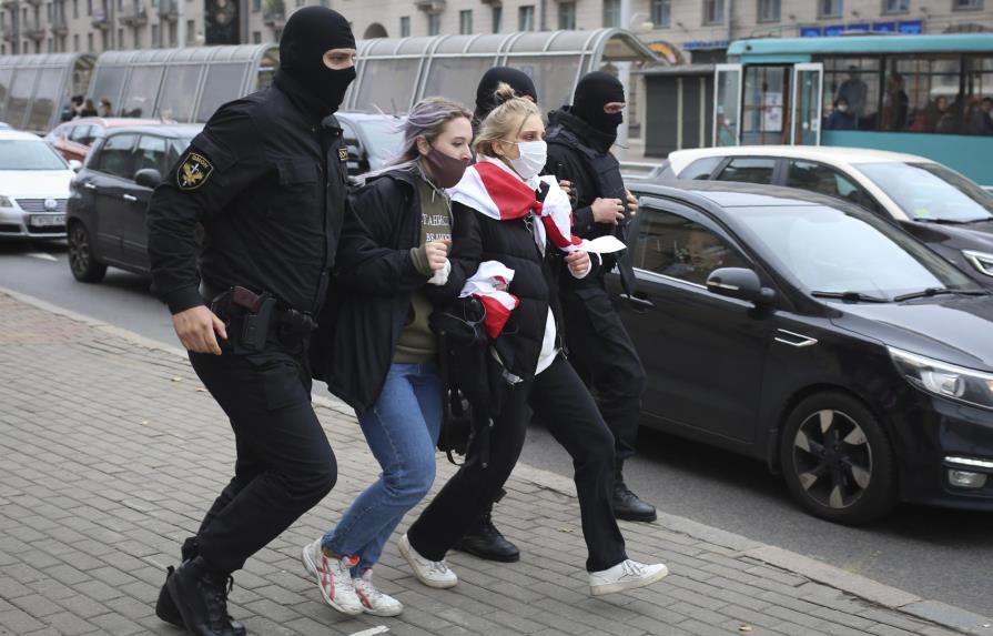 Policía bielorrusa dispersa protesta y detienen a decenas