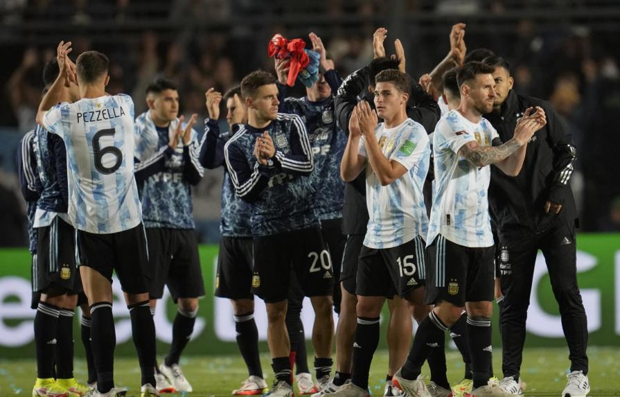 Argentina empata con Brasil, pero va a Qatar con ayuda ajena