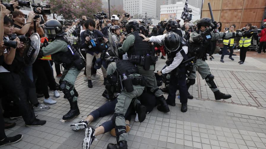 Hong Kong: Choques durante protesta en apoyo a uigures Hong Kong: Choques durante protesta en apoyo a uigures