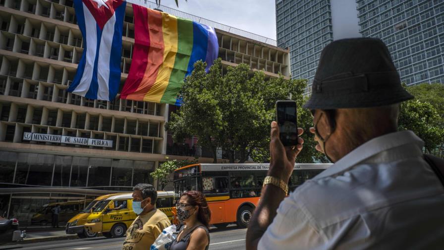 Banderas de Cuba y grupos LGBTI ondean juntas en La Habana