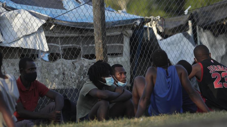 Panamá permite traslado de migrantes, otros cientos arriban
