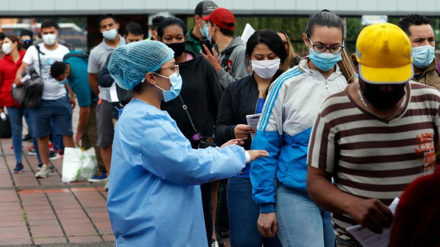 Vacunas para migrantes indocumentados y otras claves de la COVID en América