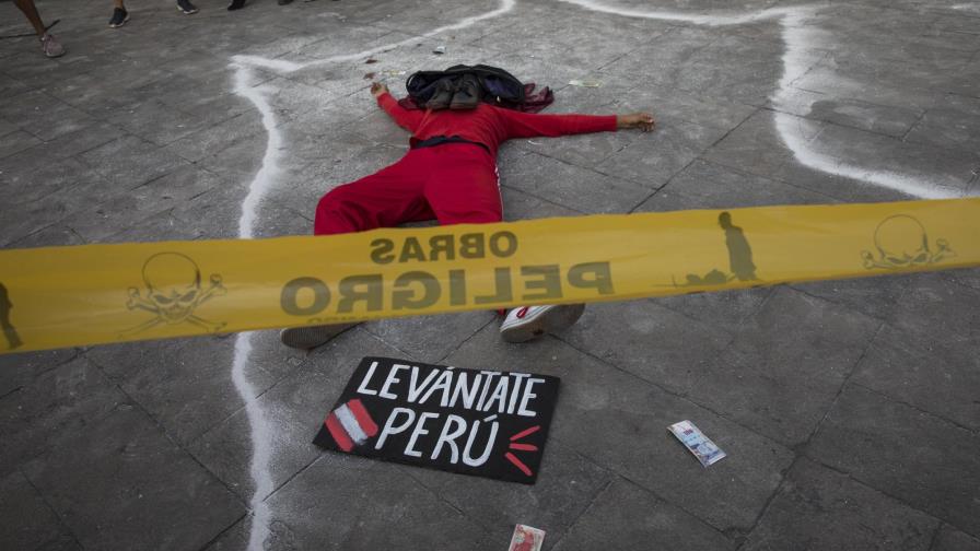Perú cambia a mando policial tras protestas con 2 muertos