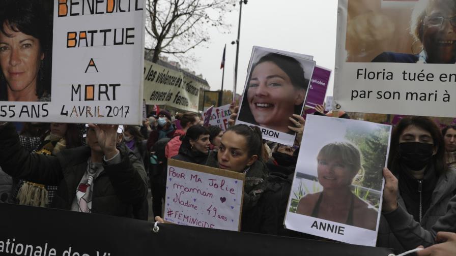 Manifestantes en Francia denuncian violencia contra mujeres