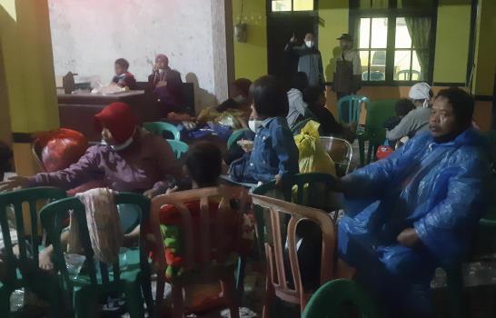 Volcán en Indonesia hace erupción repentinamente; un muerto