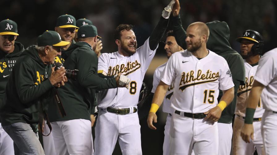 Atléticos superan a Indios 5-4 con jonrón de Lowrie en 9no
