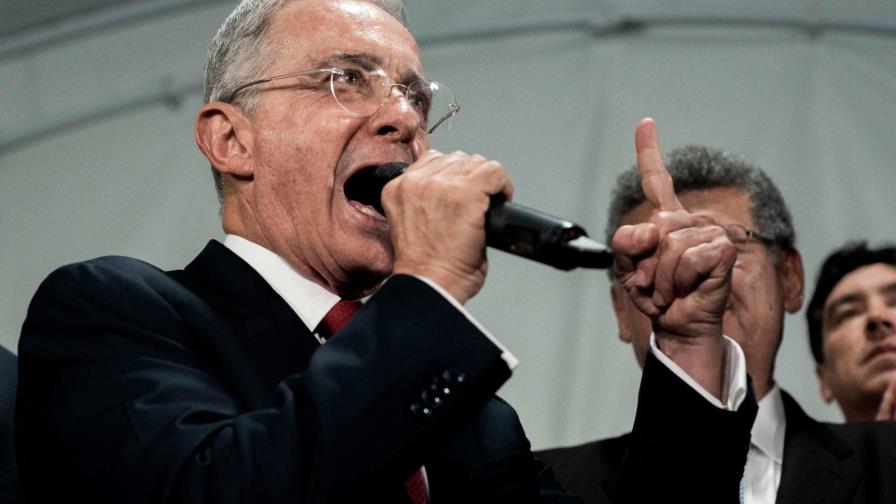 Jueza ordena la libertad del expresidente Álvaro Uribe
