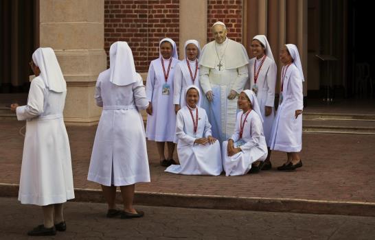 El papa llega a Tailandia para visitar a la minoría católica El papa llega a Tailandia para visitar a la minoría católica
