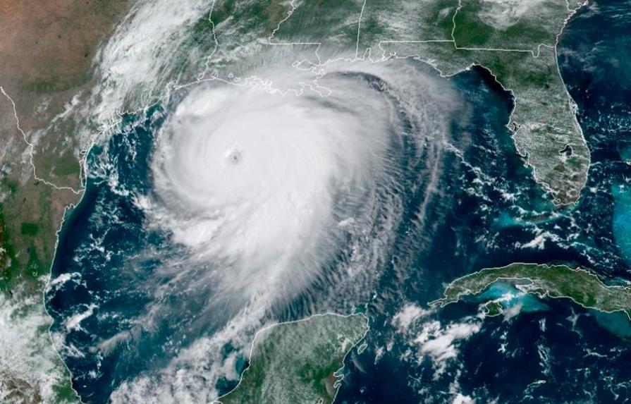 El peligroso huracán Laura se fortalece aún más antes de tocar el sur de EEUU