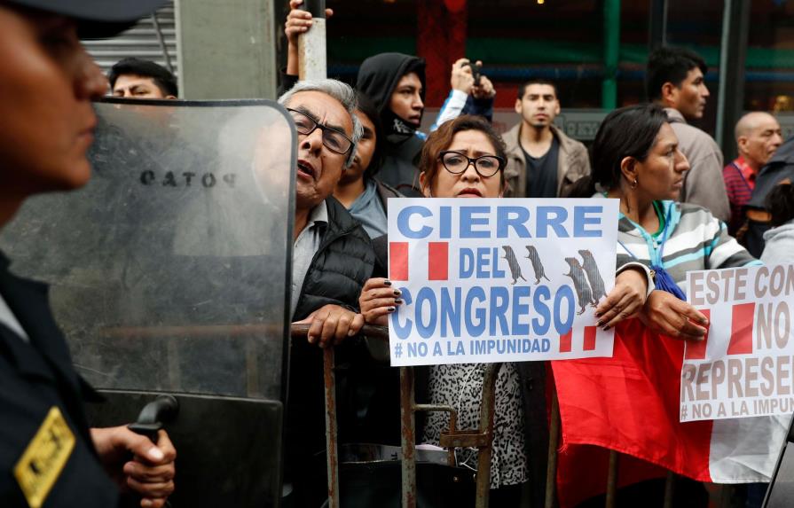 Vizcarra disuelve “constitucionalmente” a Congreso peruano y llama a comicios