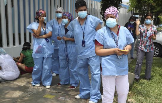 Médico que perdió 3 hermanos se vacuna contra COVID en Perú