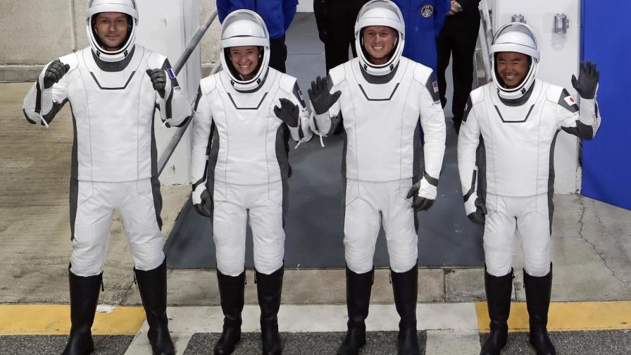 SpaceX lanza misión tripulada a EEI con cohete reutilizado