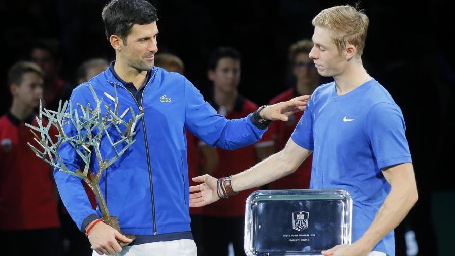 Djokovic domina a Shapovalov en final del Masters de París Djokovic domina a Shapovalov en final del Masters de París