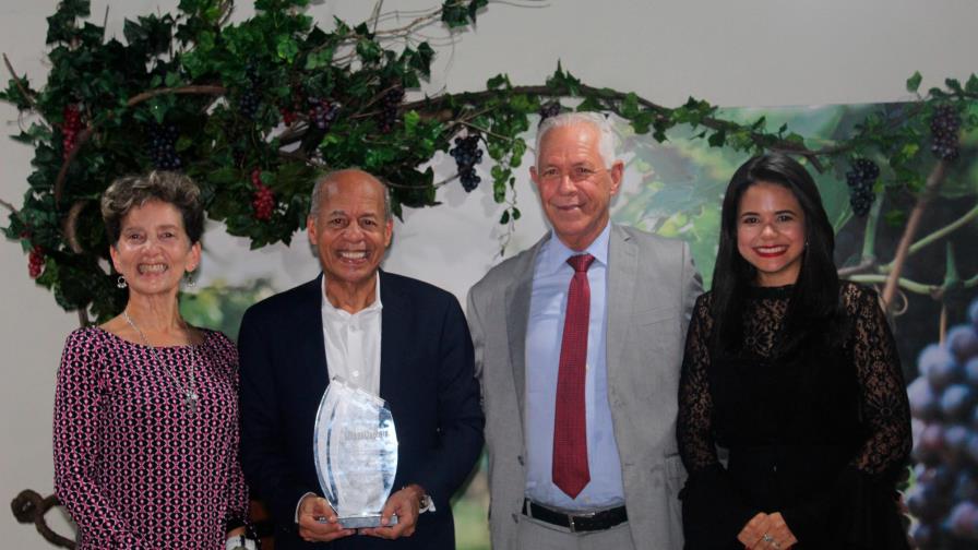 Ulises Cabrera ofrece coctel en homenaje a socio saliente