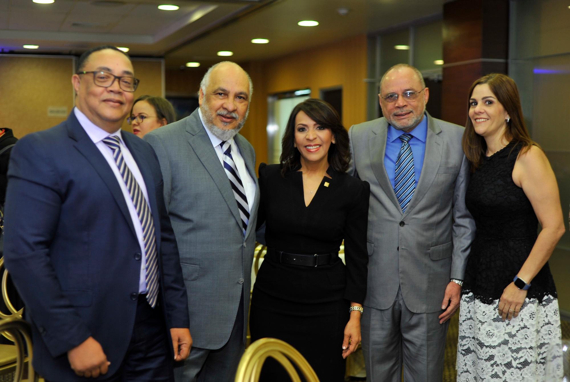 Vi´ctor Bautista, Ruddy Gonza´lez, Mildred Minaya, Nelson Rodri´guez y Amelia Prota