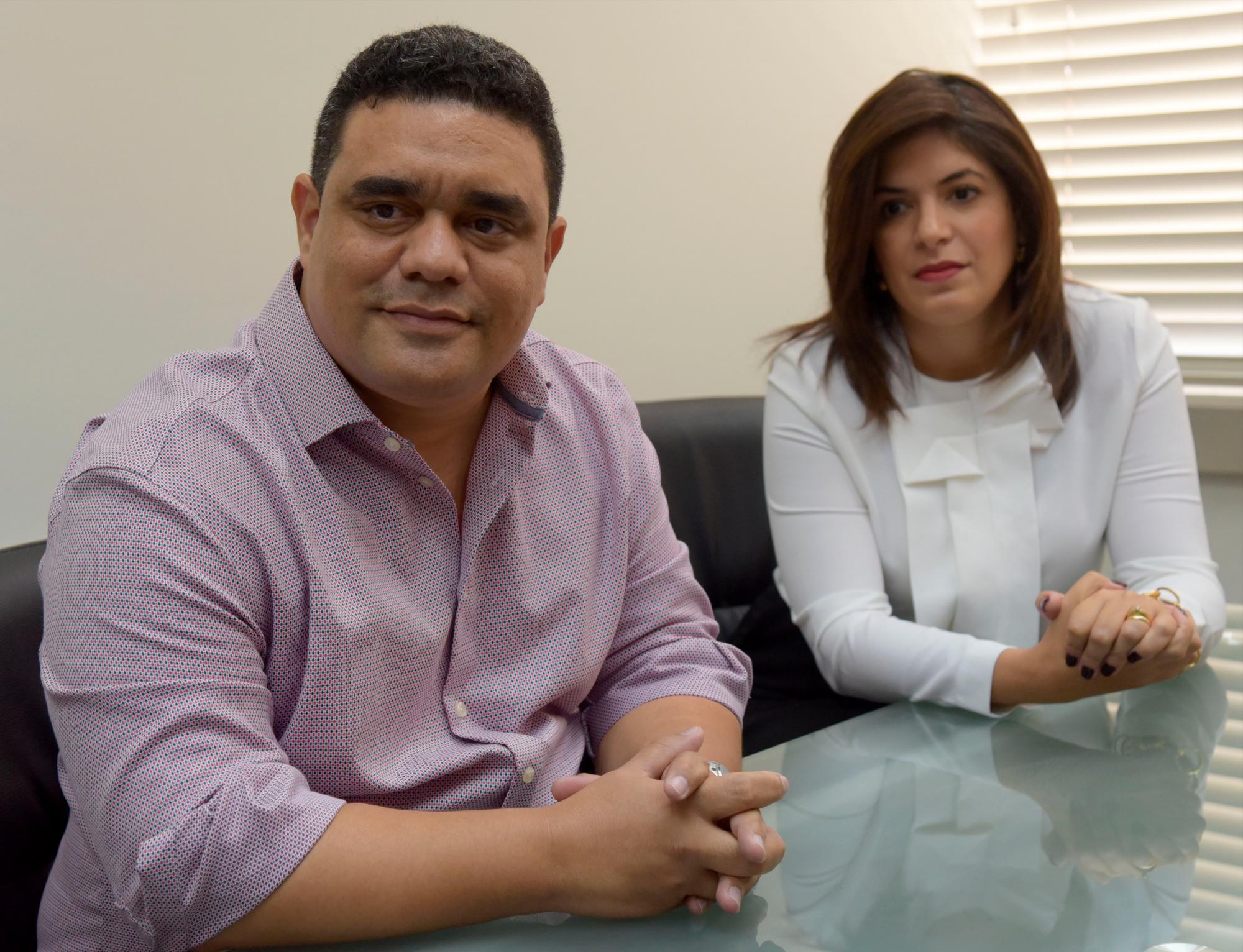 Charlie García, presidente de Adecor, y Claudia Castaño, asesora legal de Adecor, en su visita a Diario Libre.