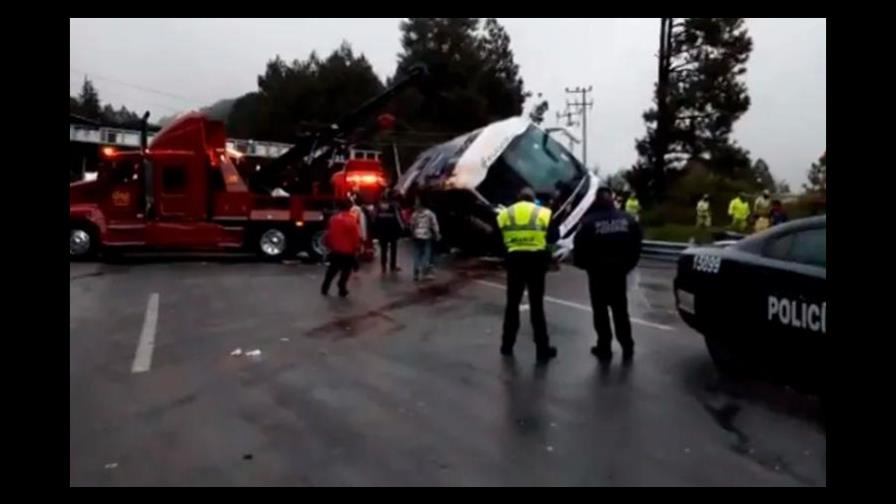 Vuelca autobús en carretera en México, 30 muertos Vuelca autobús en carretera en México, 30 muertos