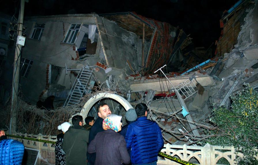 Al menos 14 muertos por sismo de 6.7 en el este de Turquía