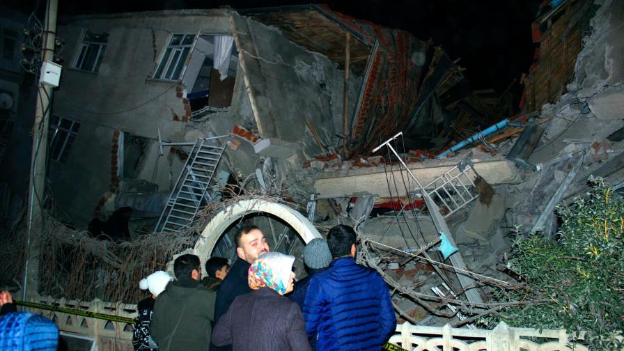 Al menos 14 muertos por sismo de 6.7 en el este de Turquía